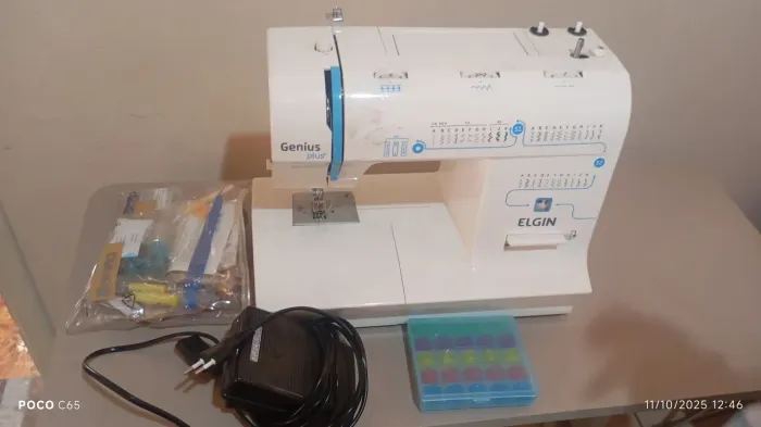 Máquina de custura mais mesa 