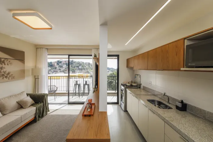 Apartamento 2 quartos com suíte e varanda, totalmente mobiliado e decorado e próximo à UFJ