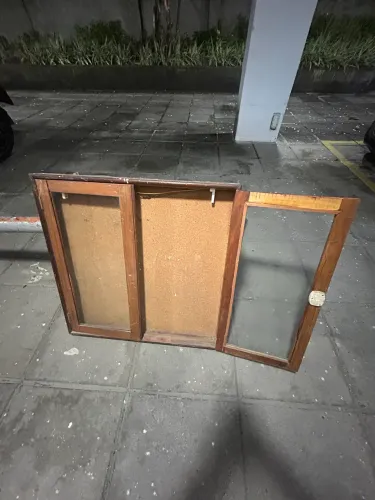 Quadro de aviso antigo