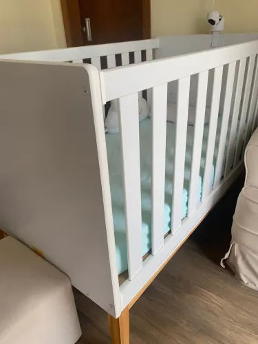 Berço Americano com pés de madeira 