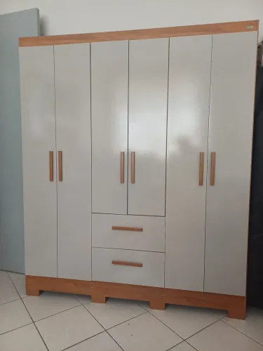 Cama e guarda roupa