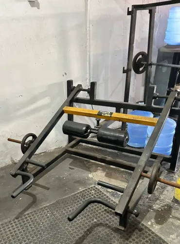Máquina multifuncional para agachamento búlgaro e stiff - Seminova
