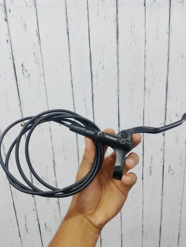 Manete e cabo de MT200 traseiro funcionando perfeitamente!