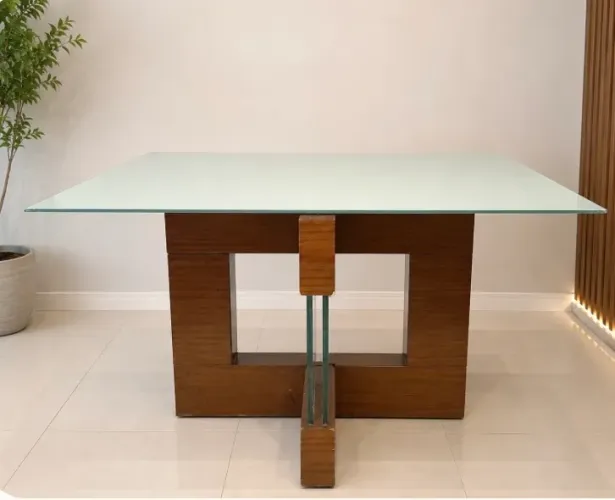 Mesa de Vidro com Base em Madeira - Design Sofisticado