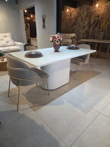 Mesa de jantar laqueada