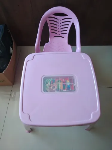 Mesinha com cadeira infantil.