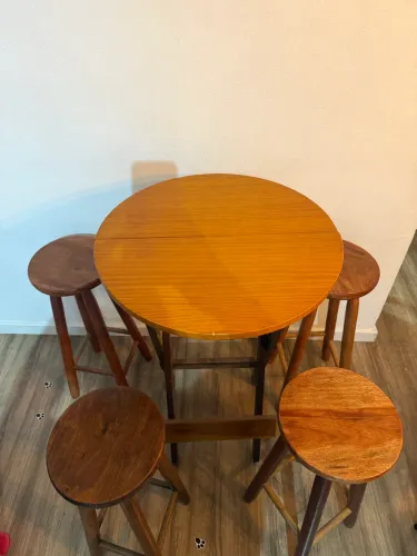 Mesa de cadeiras de madeira maciça. 