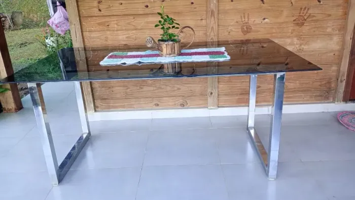 Mesa de Jantar 6 Lugares com Tampo de Vidro Temperado e Estrutura em Inox