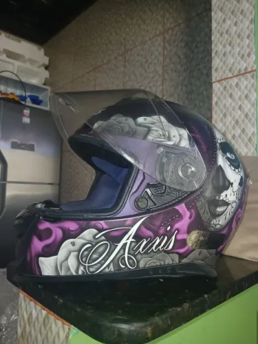 Capacete semi novo