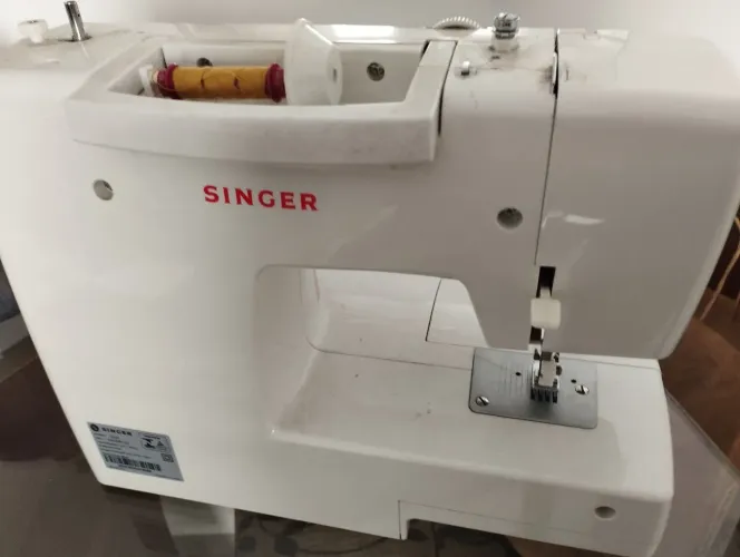 Venda de uma máquina de costura semi nova