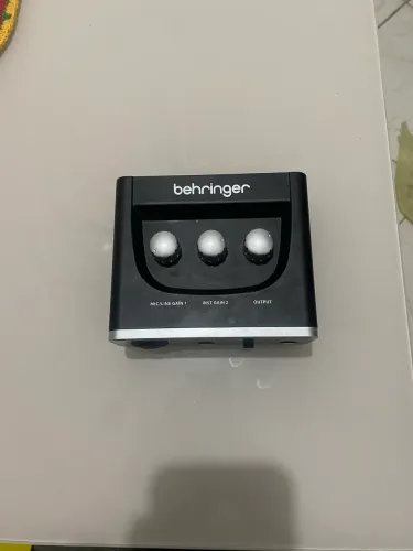 Interface de Áudio Behringer U-Phoria UM2