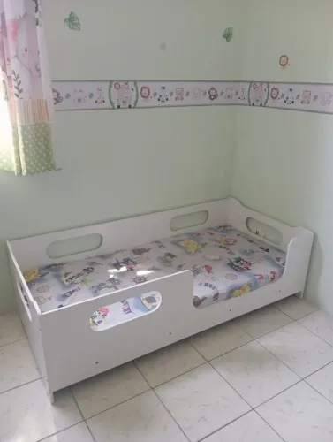 Cama infantil Semi nova com Colchão.
