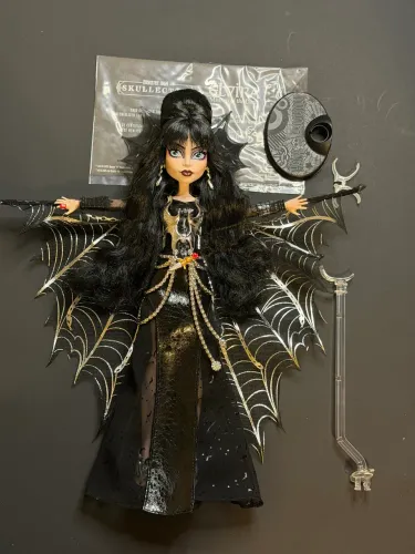 Monster High - Skullector - Elvira Mistress of the Dark (sem caixa)