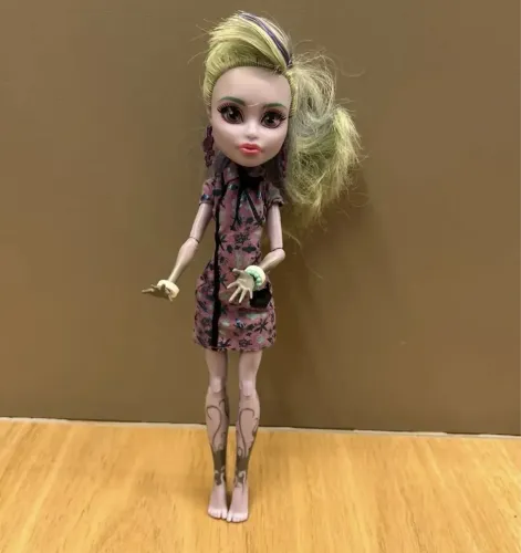 monster high twyla volta ás aulas. vai conforme fotos