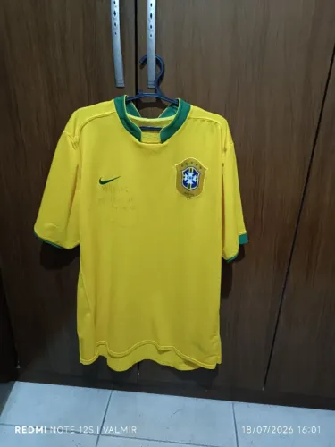 Camisa retrô da seleção brasileira de 2006 com dedicatória de Romário