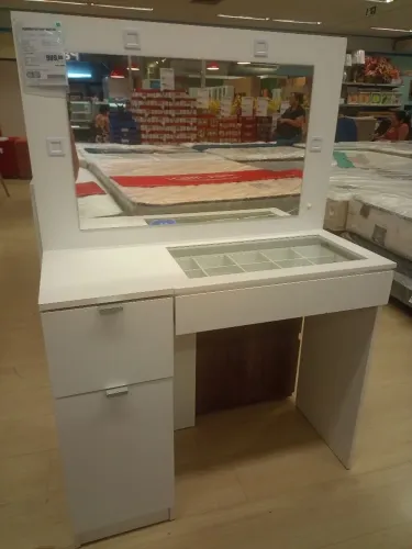 Vendo linda penteadeira Camarim Nova comprada na Bemol em perfeito estado sem avarias