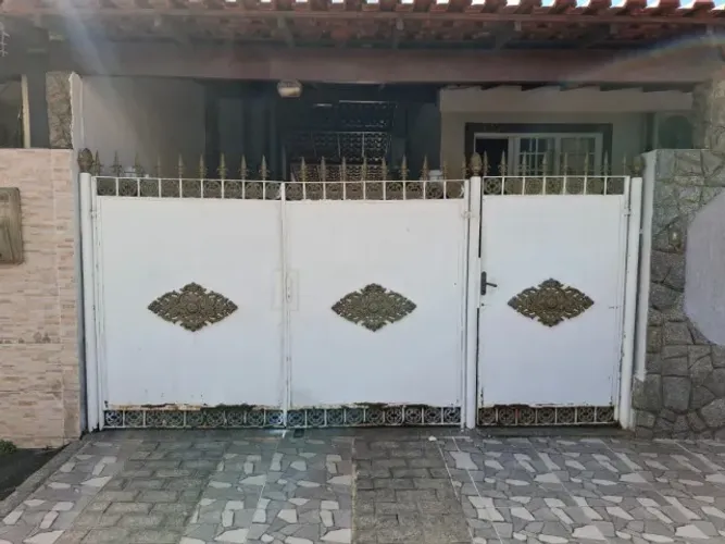 Portão de garagem com passagem de pedestre