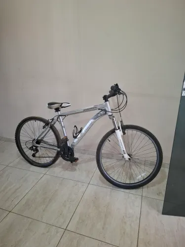 Bicicleta mountain bike GONEW Endorphine 5.1 (aro 26).