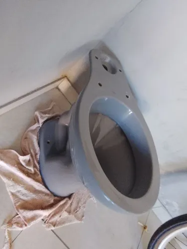 Vaso sanitário acoplado cinza novo sem a descarga