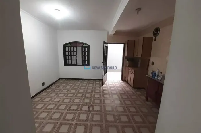 Casa para locação na Vila Santa Catarina com 3 quartos sendo 1 suíte, 2 vagas de garagem.