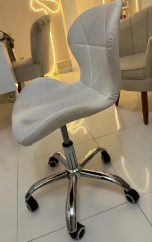 Cadeira Slim Office estofada branca com base giratória com regulagem de altura