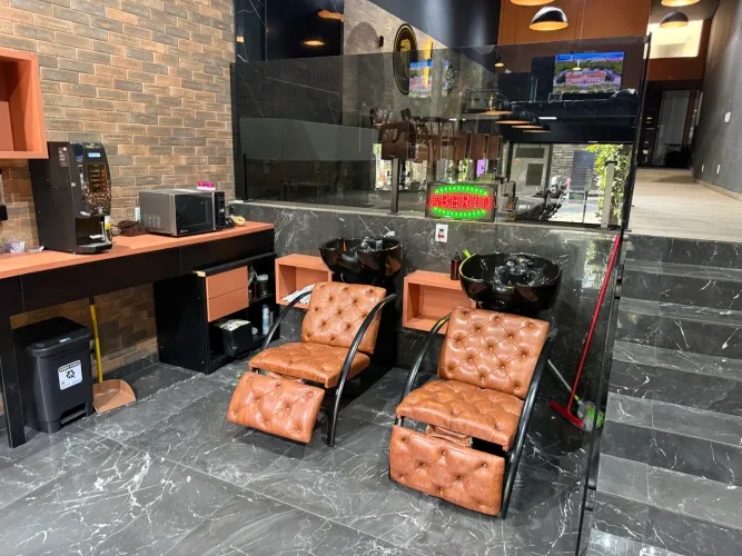 Alugo espaço em barbearia, cadeira para barbeiros, área para esteticista.