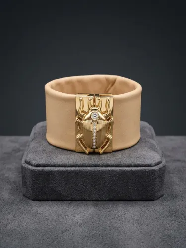 Pulseira Feminina Bracelete Larga em Couro Nude com Fecho Escaravelho Dourado e Pedras