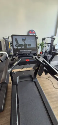 Esteira LifeFitness Integrity painel 24 polegadas