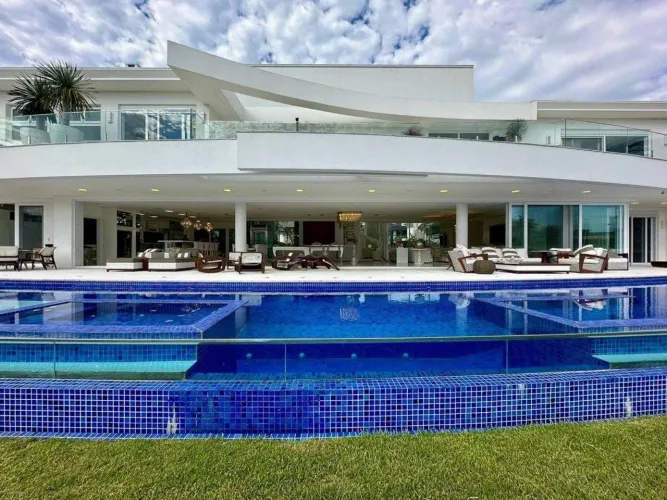 Casa beira lago em dois lotes com 6 suítes e elevador no Condomínio Enseada, Xangri-Lá REF