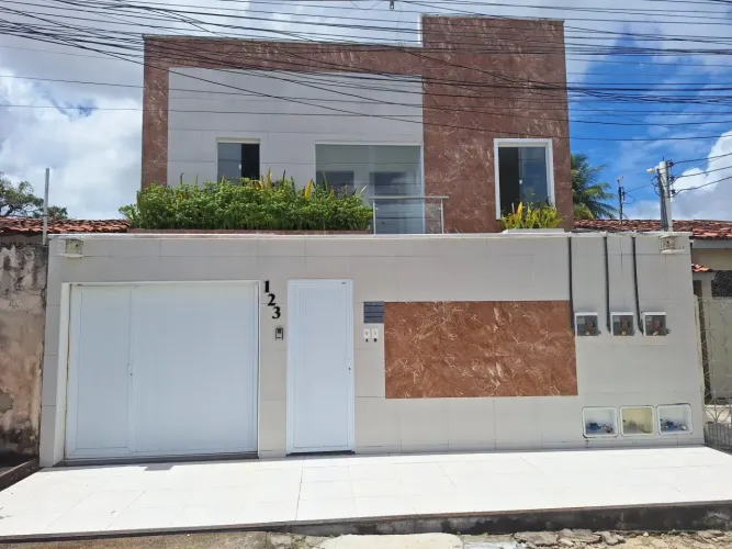 Casa duplex em rua privativa com 5 quartos (2 suítes) com apart e sala comercial