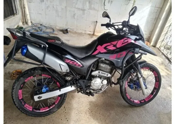 Vendo uma XRE 300 ABS/aceito proposta mais não absurda.
