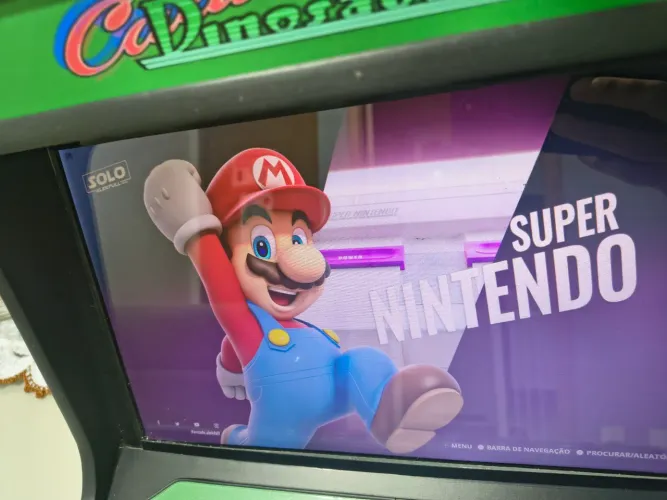 Fliperama de mesa com mais de mil jogos clássicos de consoles e arcade.