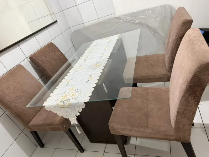 Mesa de vidro com 4 cadeiras acolchoadas