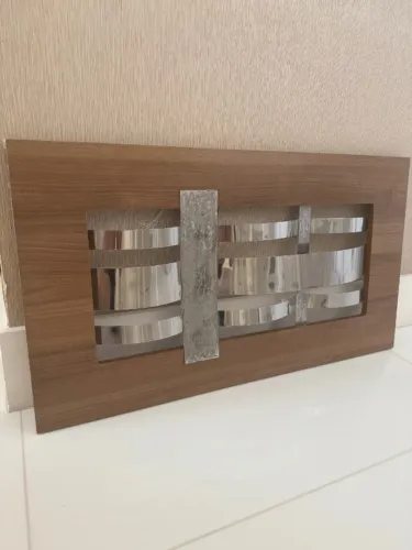 QUADRO DE PAREDE COM PEÇAS EM MADEIRA E INOX