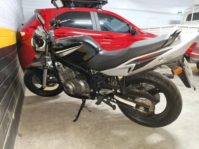 Moto Suzuki GS 500-E, com injeção eletrônica 