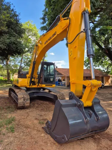 ESCAVADEIRA NEW HOLLAND 215B
