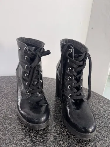 Bota preta 