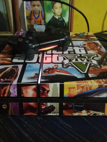 PS4 FAT 800 GB, ACOMPANHA VARIOS JOGOS 1 CONTROLE JOGOS: UFC, RED DEAD, GTA V E MUITO MAIS