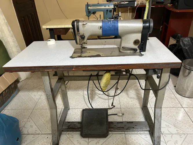 Máquina De Costura Reta Industrial Antiga Com Mesa E Motor - Barata?