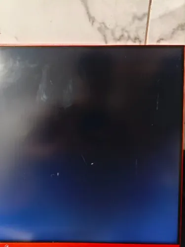 Monitor Concórdia borda vermelha com suporte