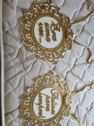 Placas para cadeiras dos noivos 