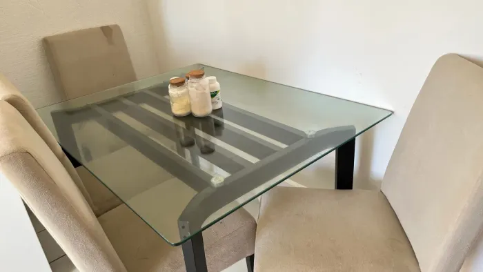 Mesa de Jantar Premium MDF com Vidro Temperado + 4 Cadeiras (Excelente Estado)
