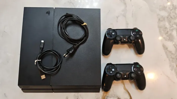 Ps4 semi-novo, 1 TB + 2 controles