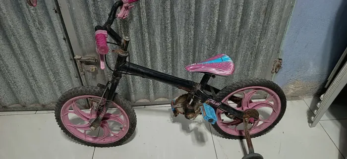 Bicicletas para concerto e retirada de peças.