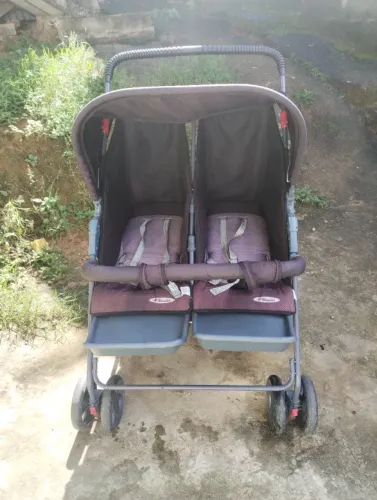 Carrinho de bebê gêmeos 