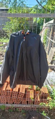 Capa de chuva/corta vento original da marca quechua 