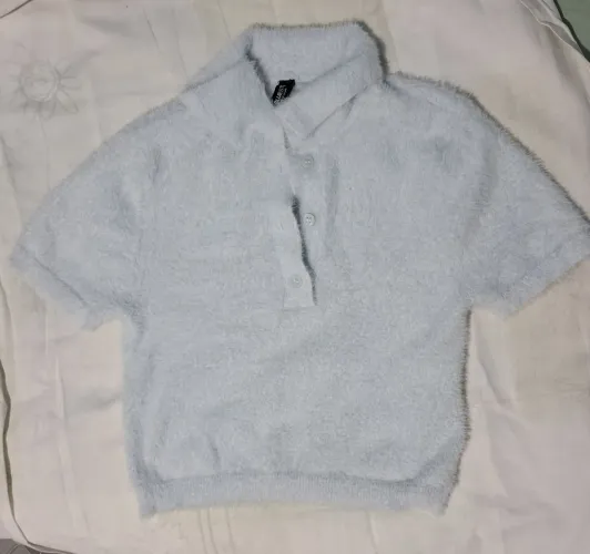 Cropped de pelinho azul claro P
