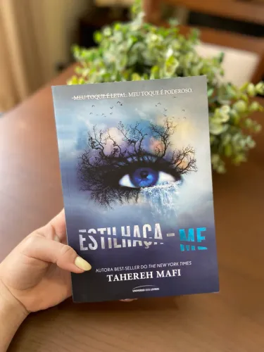 livro Estilhaça-me - nunca lido, praticamente novo