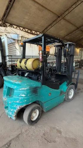 Empilhadeira 2.500kg triplex 