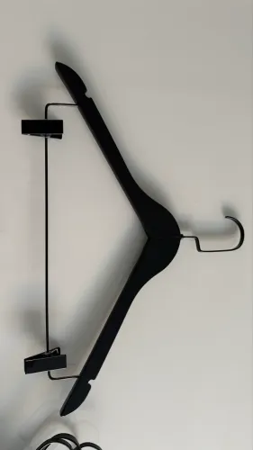 Cabide madeira preto gancho metal 